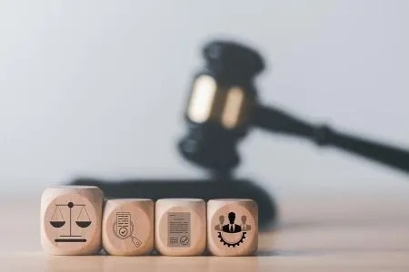 在路上騎著機車、等著紅燈，旁邊的車子竟然會跳出咬人惡犬？－林正椈律師