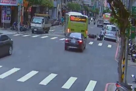《公視新聞-施宥宏律師》前方閃違停急煞 外送員摔車遭公車輾斃